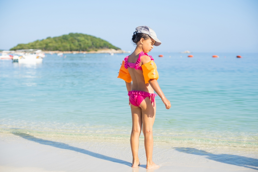 Jaki wybrać strój kąpielowy dla dziewczynki?